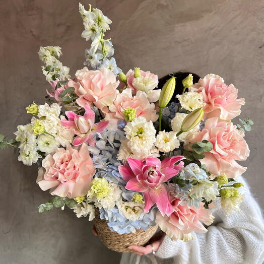 Авторская композиция с французскими розами и пионовидной лилией в плетёном кашпо