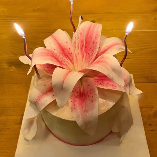 Торт с лилиями