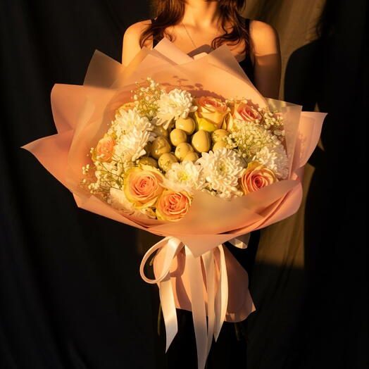 Букет с клубникой в белом шоколаде с цветами, 15 шт. Розы, хризантема, гипсофила