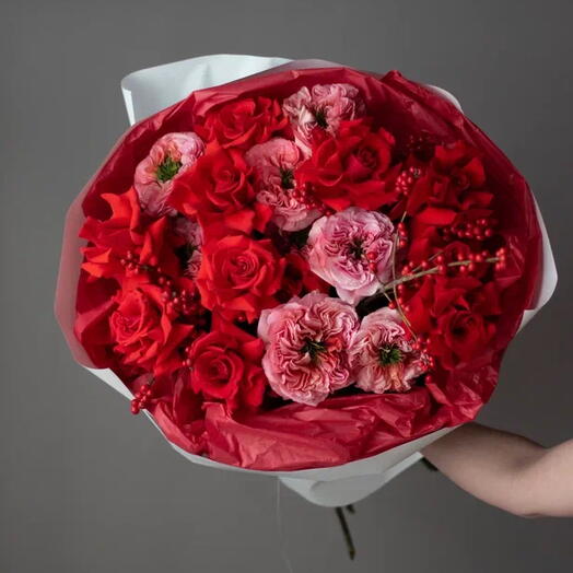 Яркий букет из роз и илекса