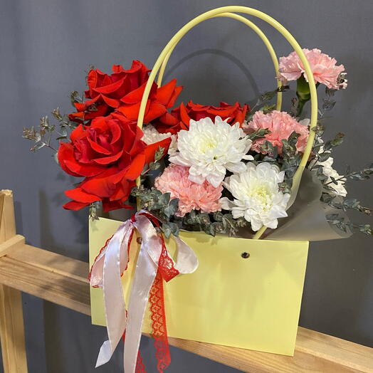 Цветы в коробке с алыми розами, диантусами и хризантемой