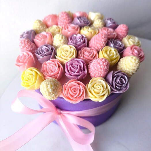 Шоколадные розы и малина в круглой коробке