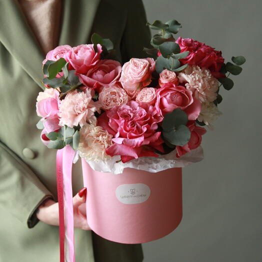 Яркие цветы в коробке с французскими розами и пионовидными кустовыми розами