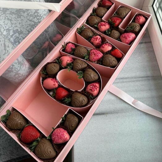 Набор клубники в шоколаде LOVE