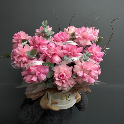 Французские розы в тубусе с эвкалиптом