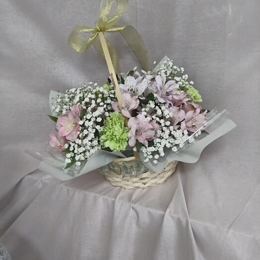Корзина с цветами альстромерий, диантус и гипсофилы