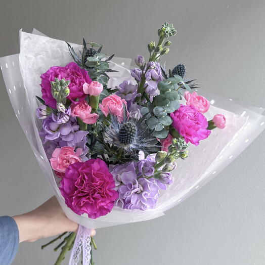 Яркий букет с маттиолами и эрингинумом