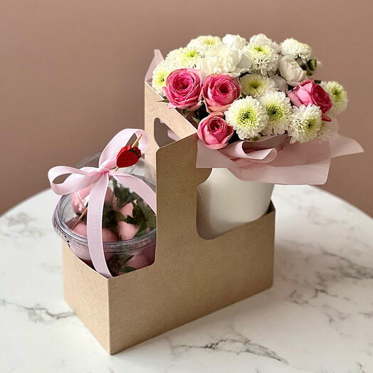 Стакан с клубникой в шоколаде и хризантемы с розами 