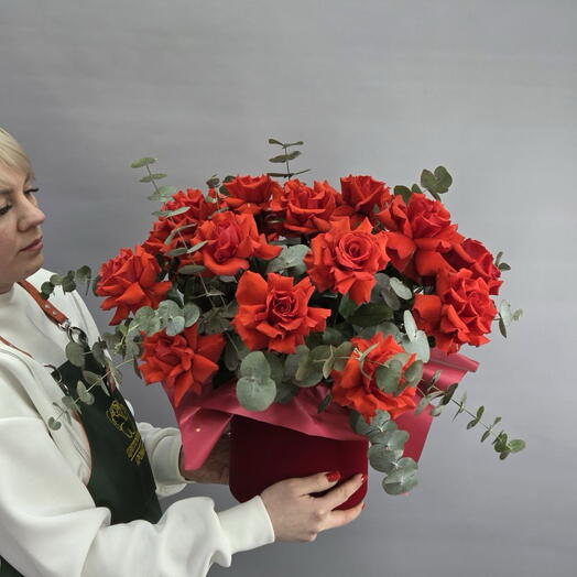 17 алых роз вау-эффект в большой бархатной коробке