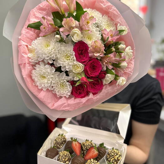 Сэт клубника в шоколаде и букет «Нежность»