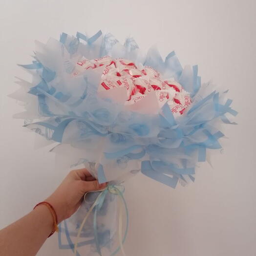 Пышный букет из конфет «Raffaello»