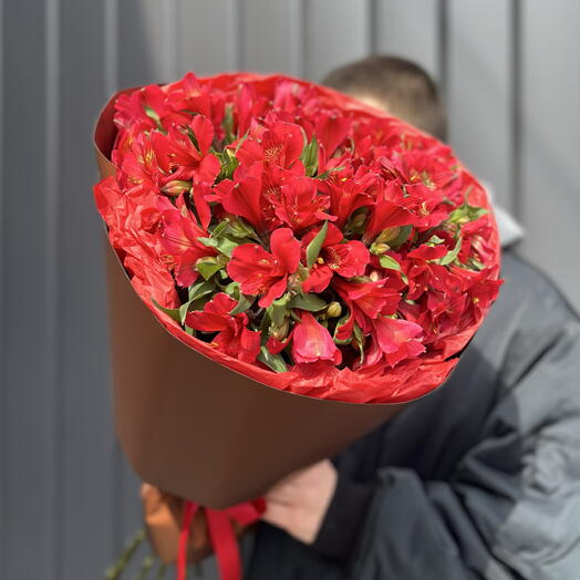 Букет из красной альстромерии