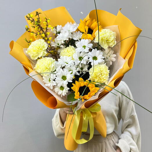 Букет с подсолнухом и форзицией