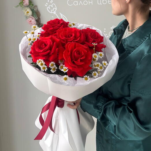 Красная французская роза Нина и полевая ромашка авторский букет🌹