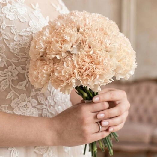 Букет невесты из кремовых диантусов