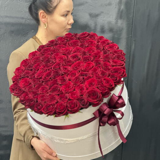 Бордовая роза в шляпной коробке