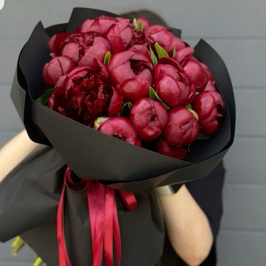 Букет из 15 красных пионов