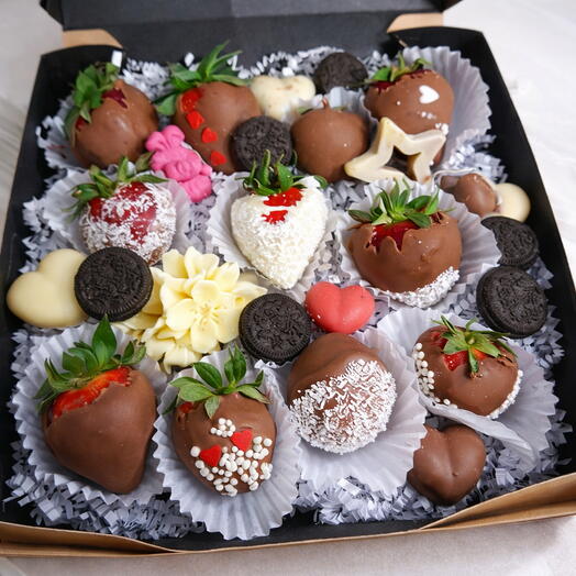 Chocolate-covered strawberries Set of 11 berries