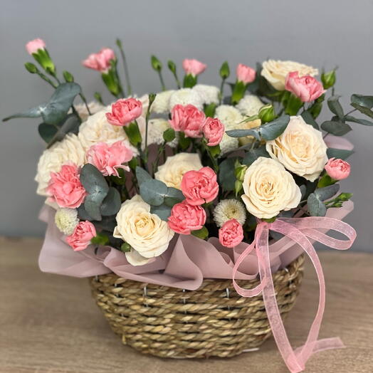 Корзина с розами и диантусами