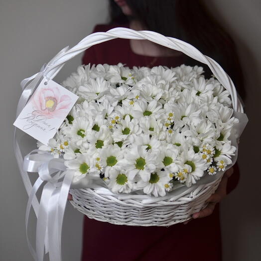 Корзина с ромашковой хризантемой и танацетумом