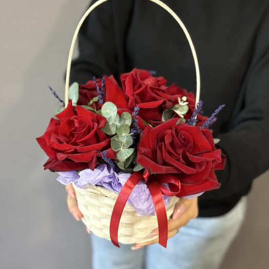 Композиция из красных французских роз