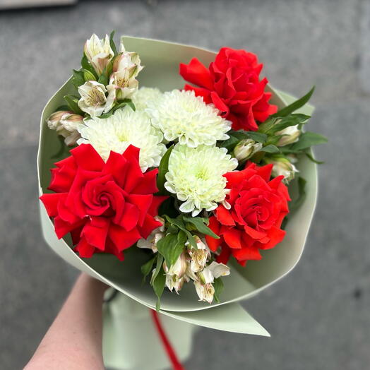 Букет «АЛАЯ НЕЖНОСТЬ»️ для отличного настроения с французская роза🌹 очаровательная альстромерия 🥰 и пушистая хризантема 💚
