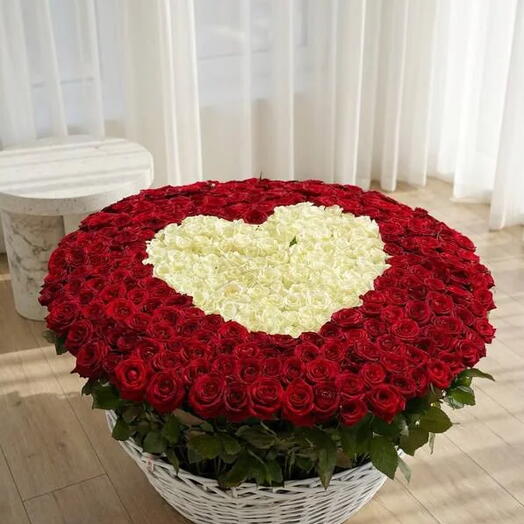 Корзина из Роз "Белое Сердце"