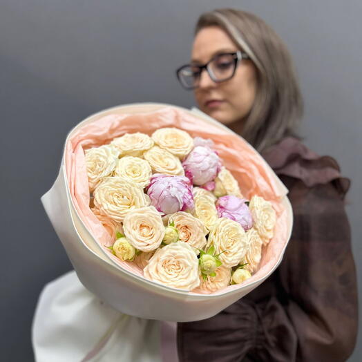 Букет с пионами и кустовой пионовидной розой