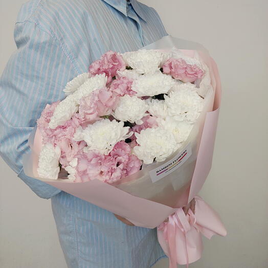 Букет из 5 белых хризантем и 4 розовых эустом