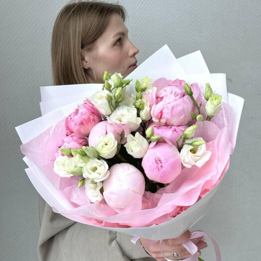 Пионы с эустомой в летнем букете, 7 шт, Сара Бернар, арт 77 Flower Perfect