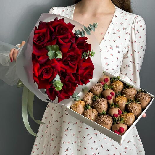 Букет из французских роз и набор клубники в шоколаде 16-20 шт Red velvet