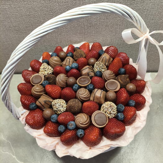 Корзина с клубникой и конфетами маме