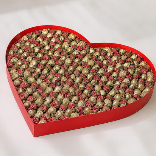 Сердце Love is in the air XXL из клубники в шоколаде 80 см