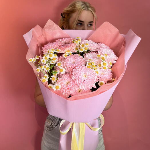Букет с хризантемами и ароматными ромашками 🌸