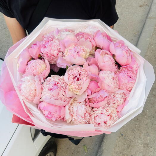 Букет розовых пионрв *30