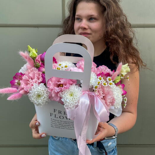 Композиция с пионовидной розой, эустомой и альстрамерией + сладкий подарок 🎁