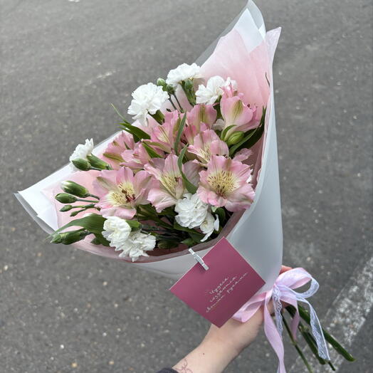 Сборный букет с диантусами и альстромерией