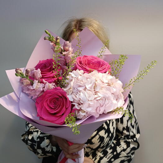 Летний букет с яркими розами, гортензией и львиным зевом