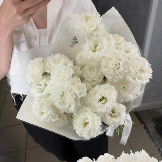Букет из белой махровой эустомы от XOFLOWERS