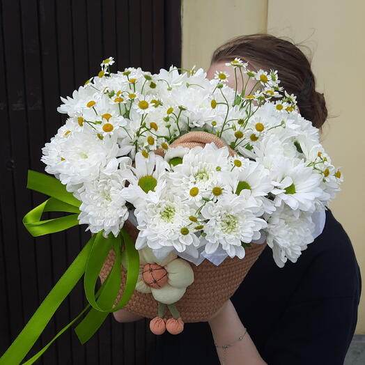 Композиция с кустовыми хризантемами и ромашками
