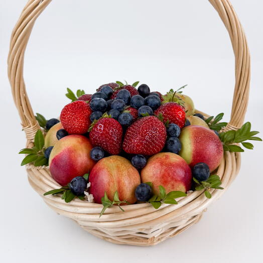 Корзина с нектаринами мини, клубникой и голубикой