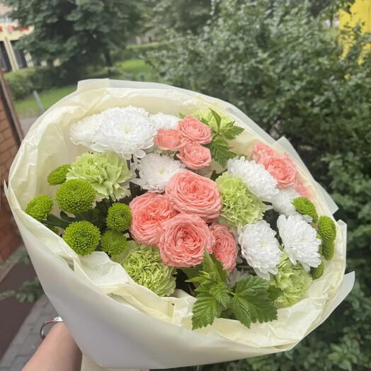 Букет роза кустовая и диантусы