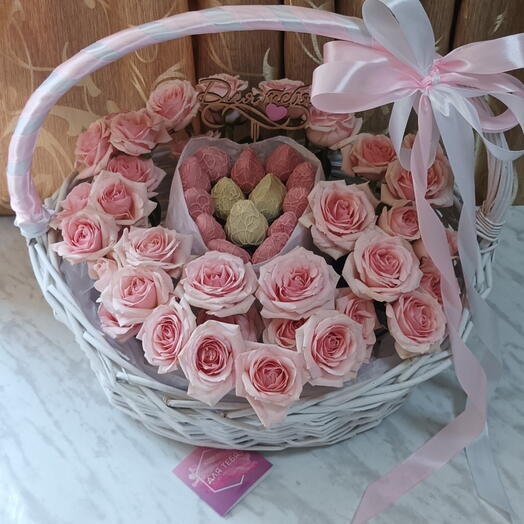 Клубника в шоколаде с цветами в корзине