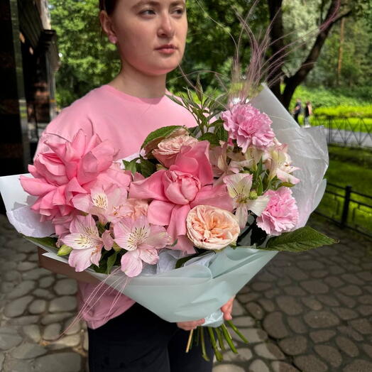 Яркий букет из роз и альстромерий