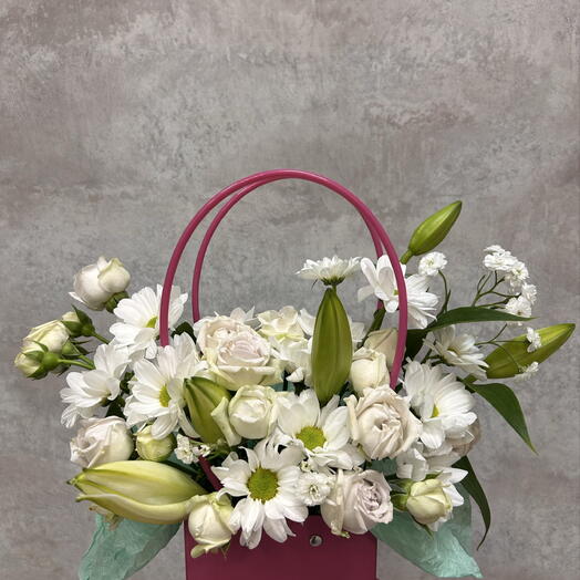 композиция с лилиями и кустовыми розами