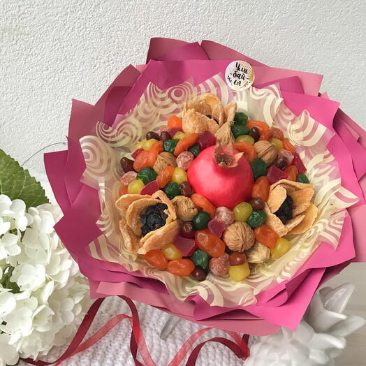 Букет гранат с подсолнухами