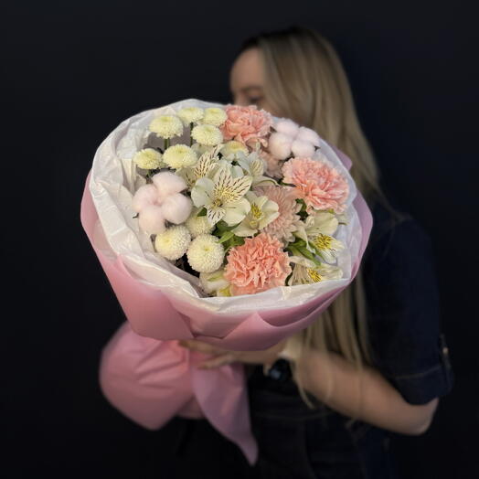 Букет с диантусами, хризантемой, альстромерией и хлопком