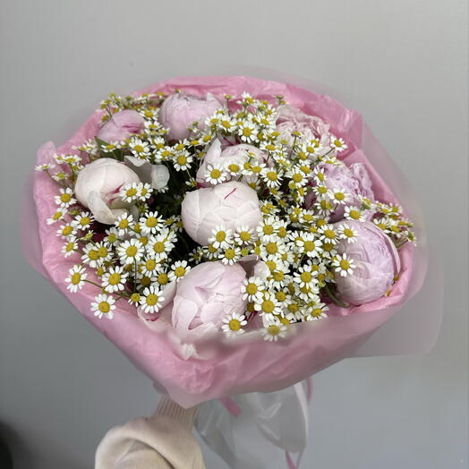 Букет с пионами и ромашкой