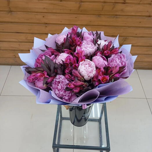 Букет из яркой альстромерии и пионов 💐💐💐
