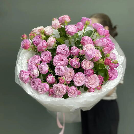 Кустовые розы в круглой упаковке 💕